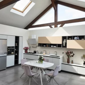 Cucina Lineare Contemporanea per Open Space vista intera