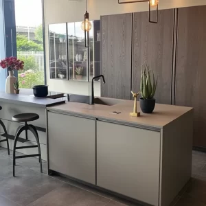 Cucina Moderna con Isola e Banco Colazione Integrato