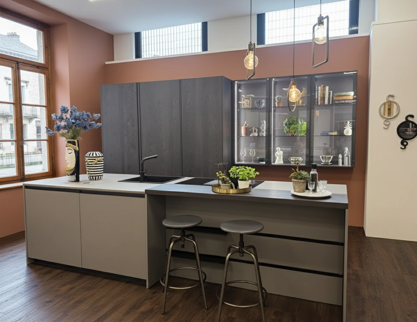 Cucina moderna con isola centrale e pensili scuri in laminato vista 1