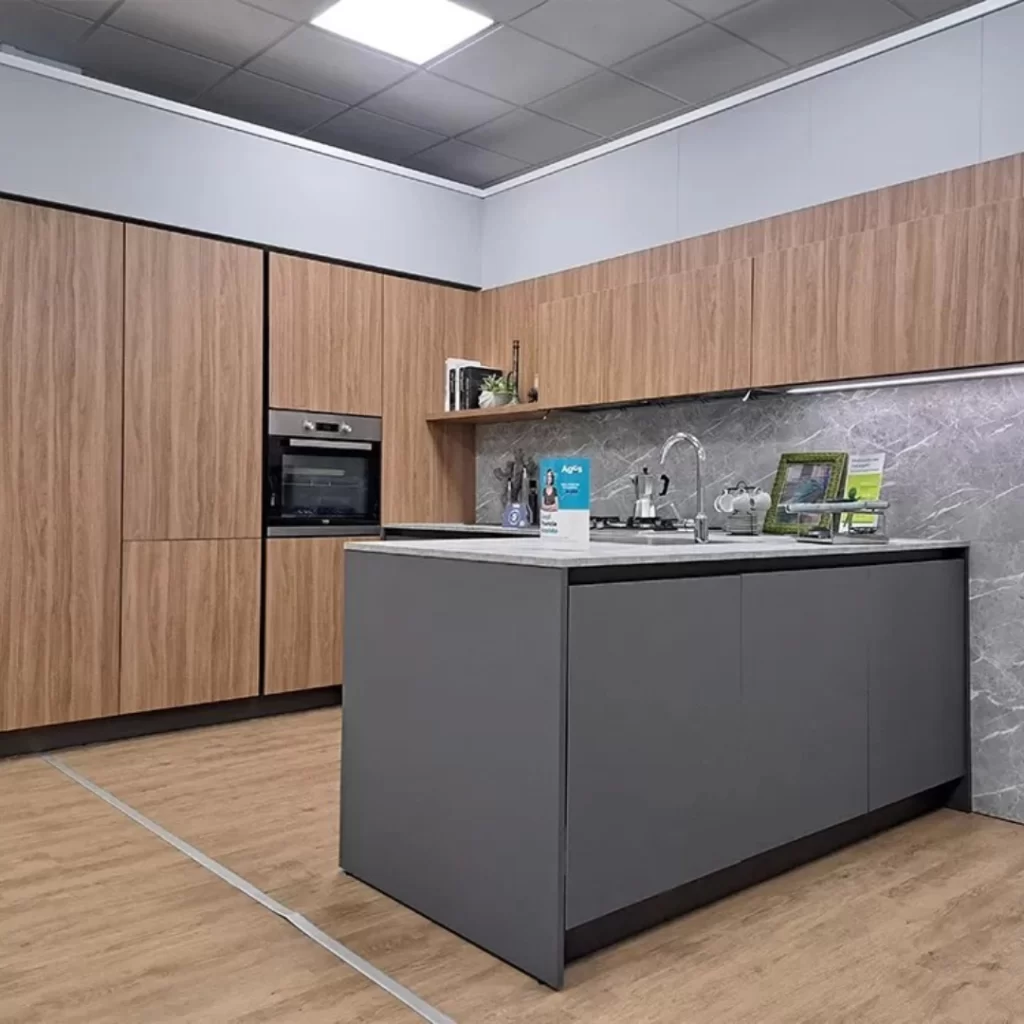 Cucina-ad-angolo-con-penisola-finiture-in-Noce-e-in-Grigio-