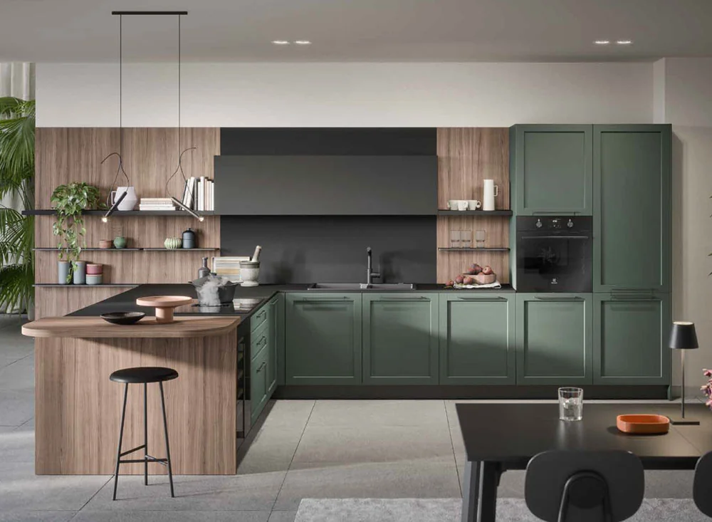 Cucina di design verde e legno con penisola e zona snack