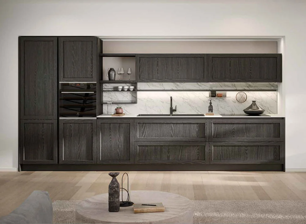 Cucina lineare da esposizione in legno scuro con top effetto marmo