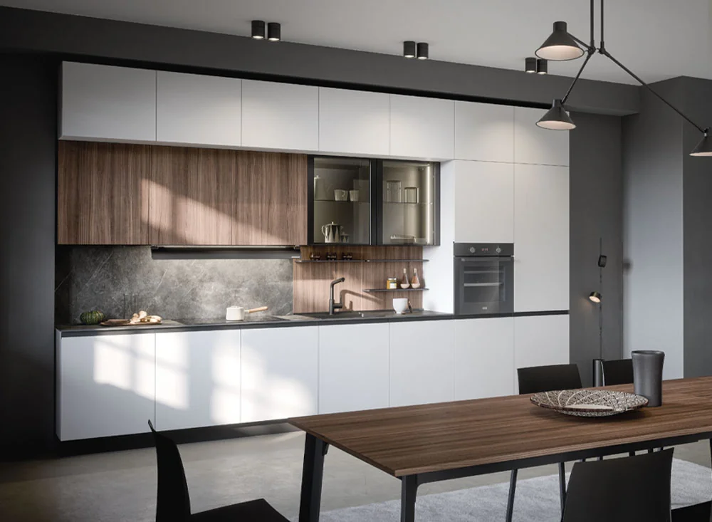 Cucina moderna bianca e legno con pensili, colonne e tavolo da pranzo